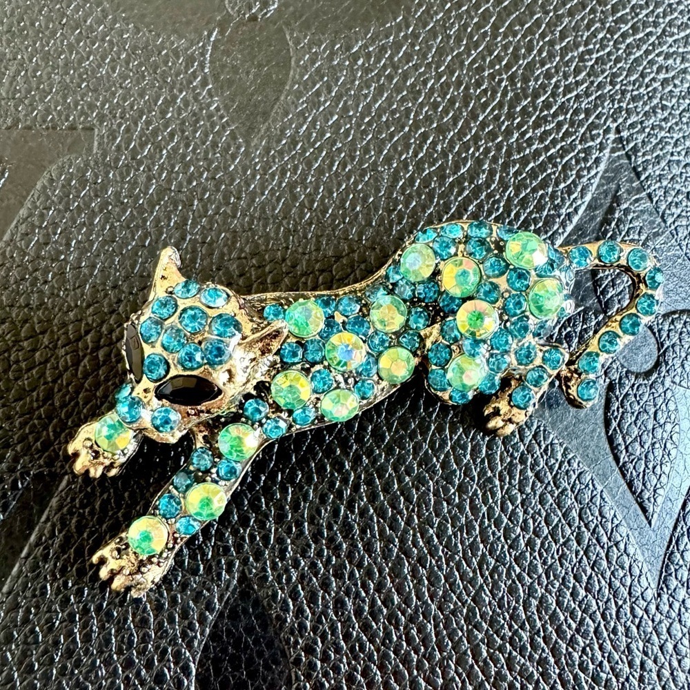 New Teal Blue & Iridescent Faceted Crystal Leopard Gold Tone Pin Brooch - 2.5” - Picture 8 of 8
